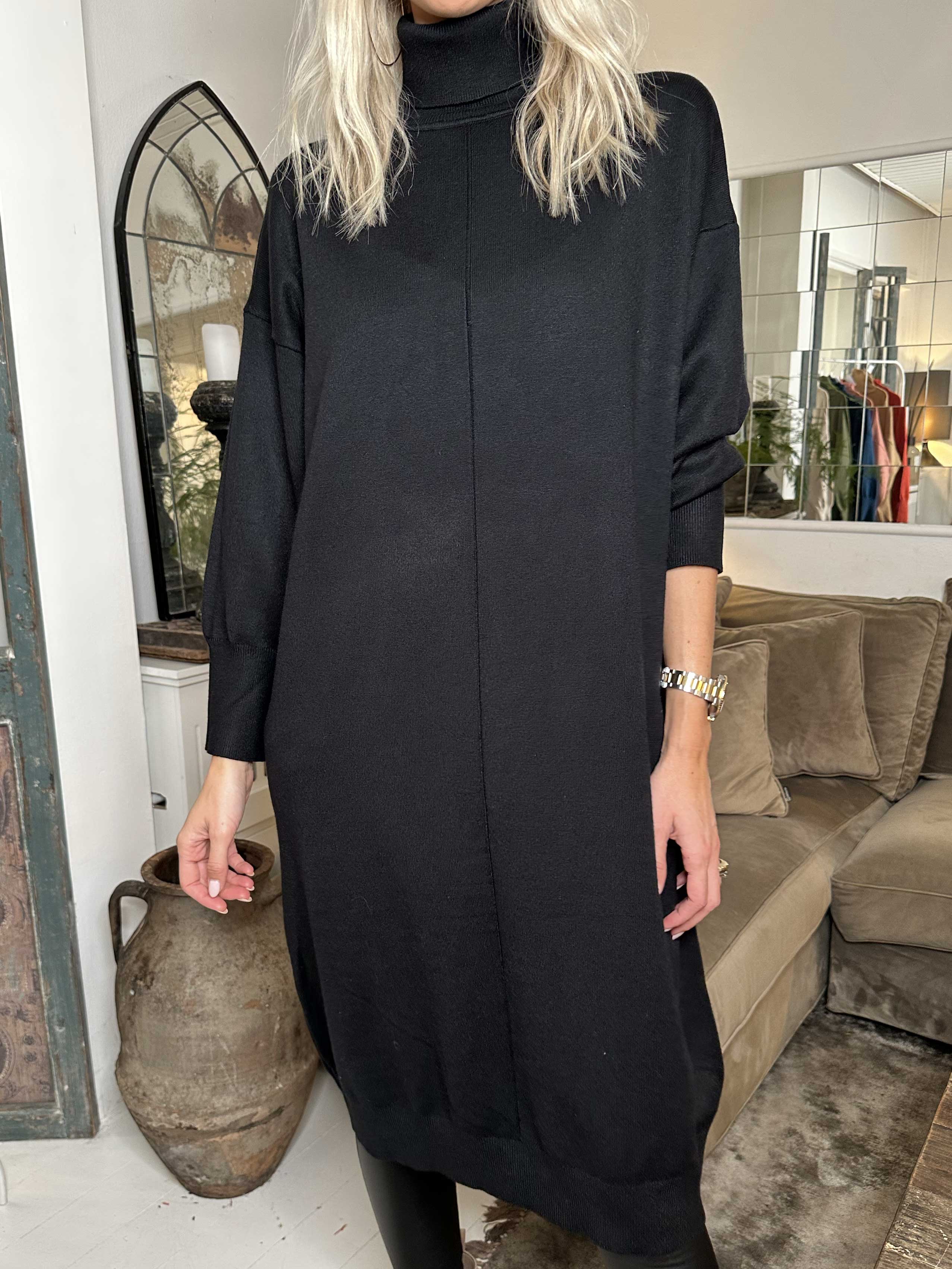 Maniya - Dejlig blød strikkjole med rullekrave